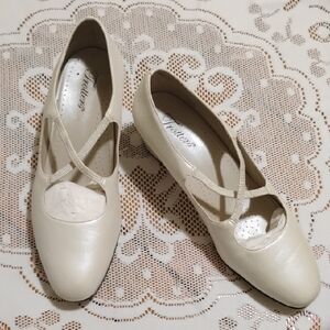 Trotters Cream Pearl Cross-Strap Shoes Size 10W